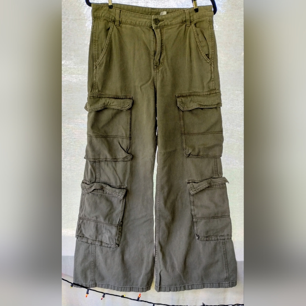 H&M Green Cargo Pants with Durable Cotton Fabric